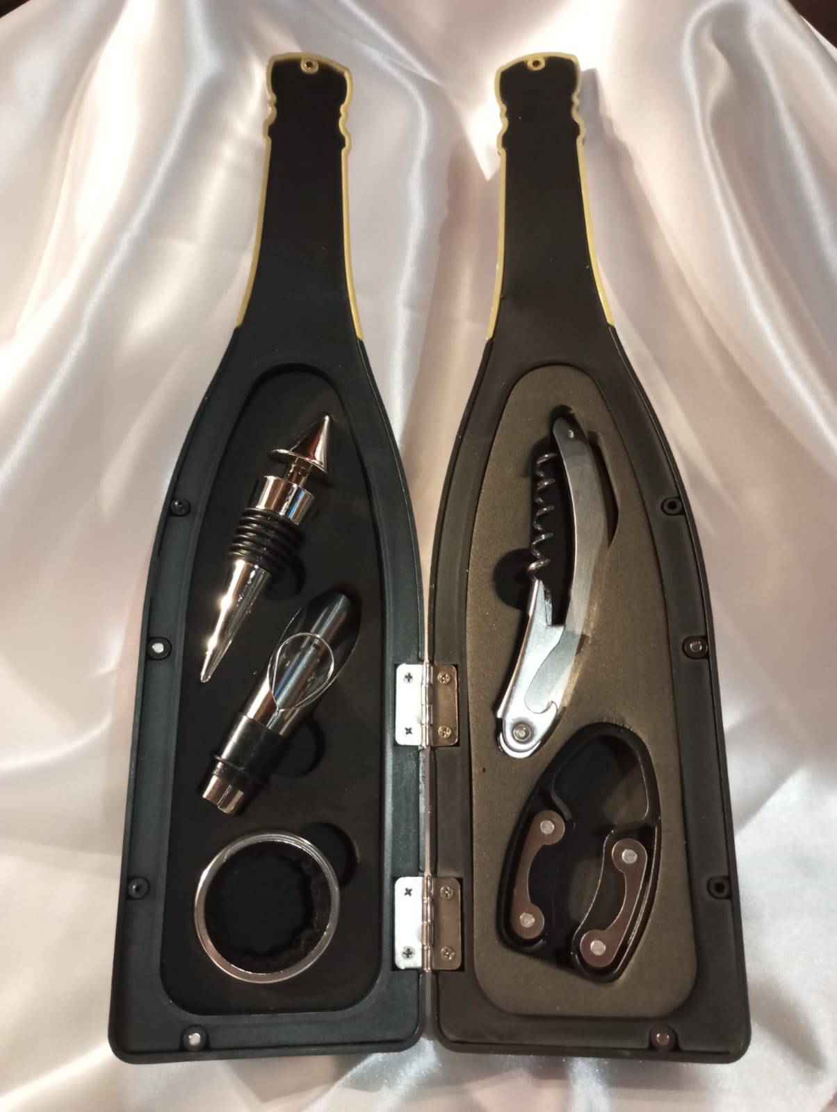 bottiglia con accessori sommelier